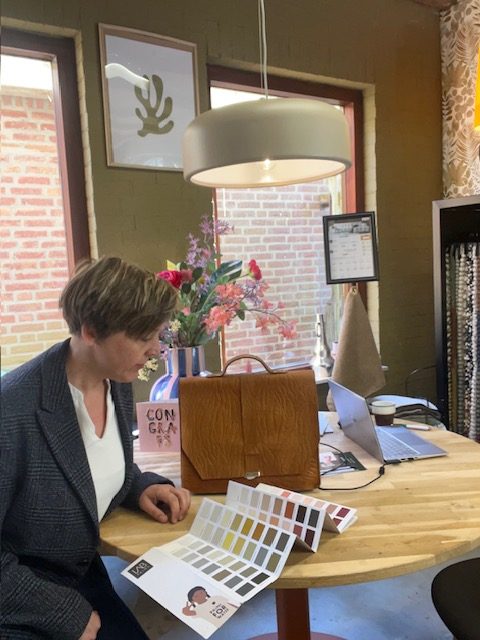 janine aan het werk in haar studio voor basis advies